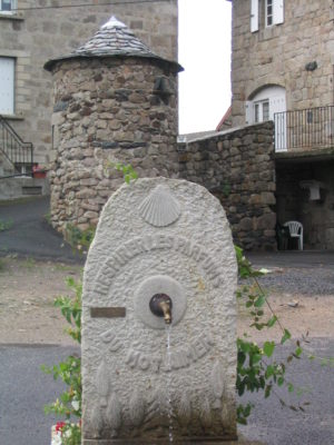 © Pigeonnier et fontaine à St Jeures